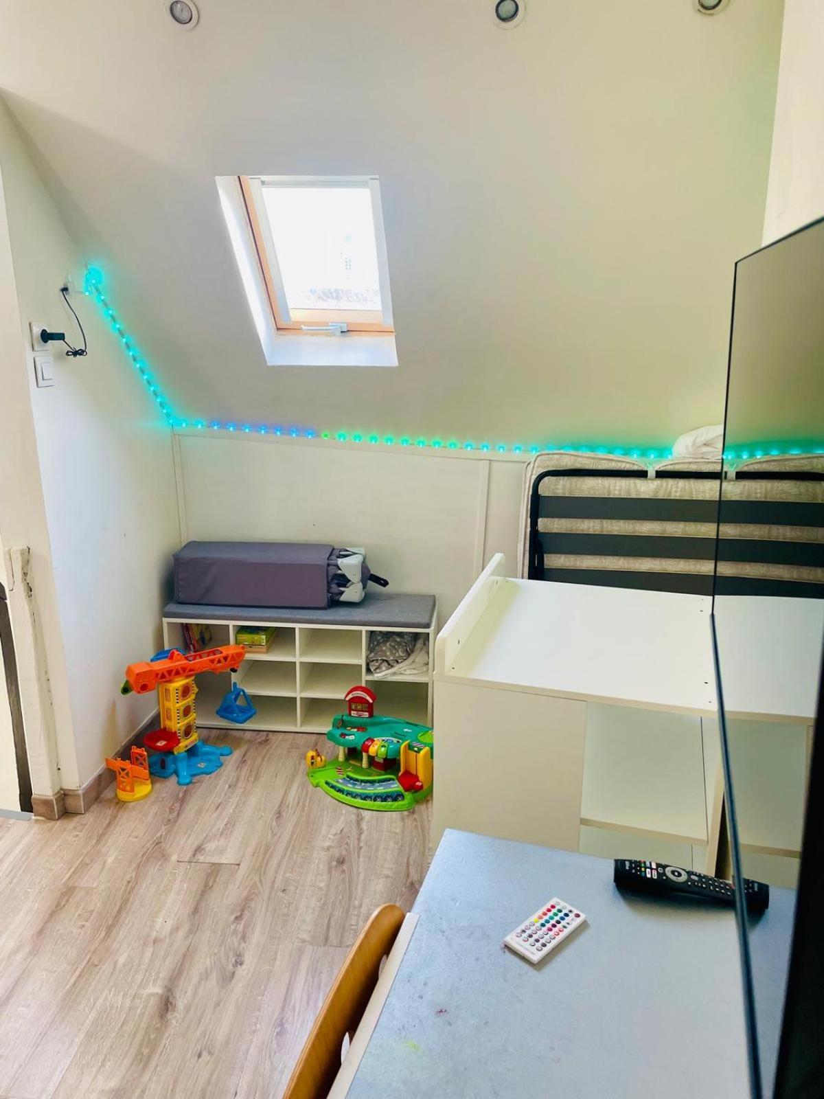 Petit Charles - Cdg Paris Airport - Parc Asterix - Free Shuttle * Le Mesnil-Amelot